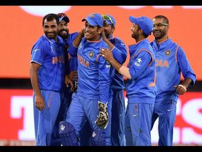 ఆరోసారి భారత్ ఎవరిపై?: ధోనీ చిందులు (పిక్చర్స్)