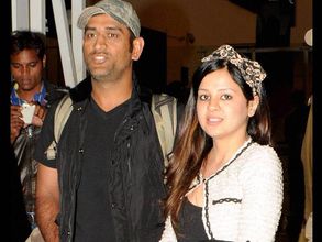 ఆ వీడియోలో ఉన్న బేబి మా కూతురు కాదంటూ ధోని భార్య వివరణ (వీడియో)