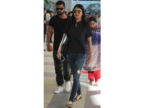 రైనా పెళ్లికి మిస్! ముంబైలో కోహ్లీ, అనుష్క చెట్టాపట్టాల్(పిక్చర్స్)