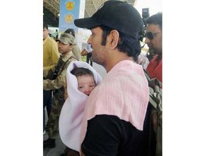 ఎయిర్‌పోర్టులో కూతురు జీవాతో టీమిండియా కెప్టెన్ ధోనీ(ఫొటో)