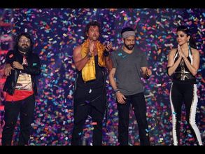 ఐపీఎల్ ఆరంభం అదుర్స్: అనుష్కతో హృతిక్, బైక్‌పై షాహిద్(ఫోటోలు)