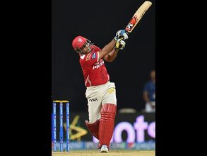 భజ్జీని 'పిచ్చోడ'ని సెహ్వాగ్: సంచలనాత్మక బ్యాటింగ్ (పిక్చర్స్)