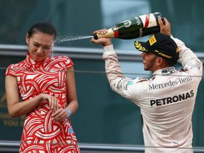 గెలిచిన ఆనందంలో యువతిపై షాంపేన్, హామిల్టన్ క్షమాపణ