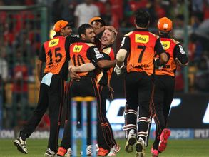 అభిమానం పోటెత్తింది: హైదరాబాద్‌దే గెలుపు అంటున్న విశాఖ యువత