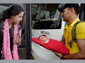 సిఎస్‌కె డ్రెస్సింగ్‌ రూంలో ధోనీతో ముద్దుల కూతురు జీవా(ఫొటో)