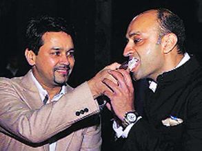 ఎవరీ కరణ్ గిల్హోత్రా: అనురాగ్ ఠాకూర్‌తో పార్టీలో కనిపించిన క్రికెట్ బుకీ..!