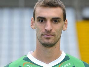 గ్రౌండ్‌లో కుప్పకూలిన ఫుట్‌బాల్ ఆటగాడు: ఆరోగ్యం విషమం