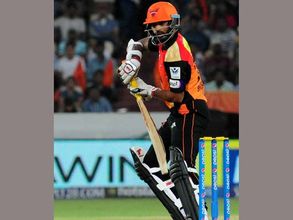 చెన్నైకి హైదరాబాద్ షాక్: ఫ్లడ్‌లైట్లు పోయి స్టేడియంలో గందరగోళం