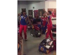 డ్రెస్సింగ్ రూం వినోదం: కోహ్లీతో కలిసి గేల్ భాంగ్రా డ్యాన్స్ హల్‌చల్ (వీడియో )