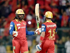 తొలి విదేశీ: క్రిస్ గేల్ రికార్డ్‌లే రికార్డులు, 4ఏళ్ల క్రితం సేమ్ టు సేమ్