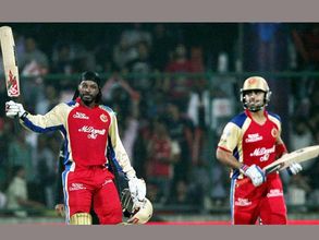 బాదేసిన కోహ్లీ, గేల్: సన్ రైజర్స్ హైదరాబాద్‌ను ముంచేసిన వాన