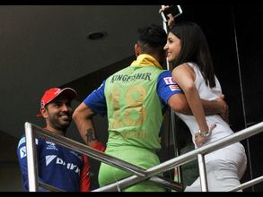 మరో వివాదంలో కోహ్లీ: అనుష్కతో మాట్లాడటంపై ఐపీఎల్ కమిటీ వార్నింగ్