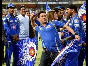 సచిన్ హంగామా, ముసిముసిగా భార్య: రాయుడితో ఫోటో (పిక్చర్స్)