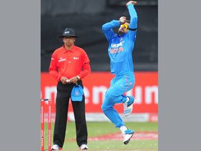 ధోనీలాగా కోహ్లీ: ఒక ఓవర్‌కు వికెట్ కీపింగ్, ఏమైంది?