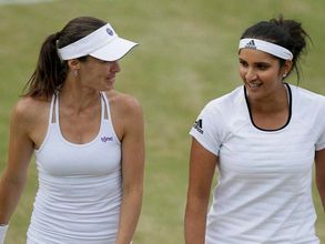 వింబుల్డన్ డబుల్స్ టైటిల్ నెగ్గిన సానియా-హెంగిస్