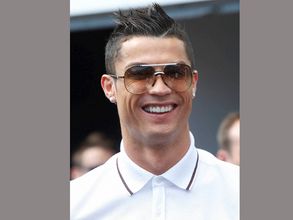 ఏజెంట్‌కు పెళ్లి కానుక: గ్రీక్ దీవిని కొని, రాసిచ్చాడు