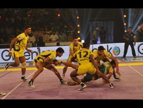 టైటాన్స్ జోరు: పాట్నా చిత్తు, తారల సందడి(పిక్చర్స్)