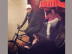 చైనాలో చక్కర్లు: రిక్షావాలాగా సానియా మీర్జా(ఫొటో)