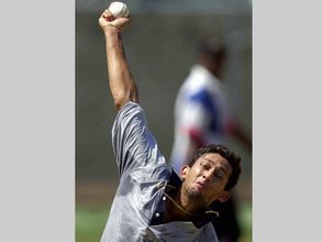 అగార్కర్ నీ చెత్త రికార్డ్ మరిచావా: ధోనీ ఫ్యాన్స్ ట్వీట్లు