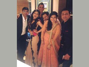 సెక్సీగా!: భజ్జీ రిసెప్షన్‌లో బిగుతు దుస్తుల్లో ధోనీ భార్య