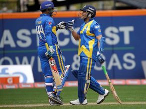 పాట పాడుతూ వీరేంద్ర సెహ్వాగ్ సిక్సర్: వామ్మో సచిన్