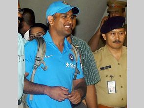 ధోనీపై ఒత్తిడొద్దు, అతనిష్టానికి వదిలేయండి: విశ్వనాథ్