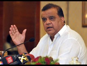 జవాన్ల ప్రాణాలు తీస్తుంటే.. పాక్‌తో ఆటలా?: బత్రా ఫైర్