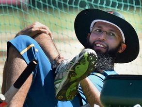 షార్ట్ డ్రెస్‌లో యాంకర్:ఇంటర్వ్యూకి నో చెప్పిన క్రికెటర్?