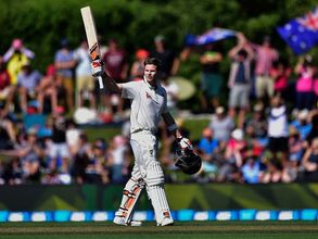 బౌన్సర్ తగిలి మైదానంలో ఒరిగిన స్టీవ్‌స్మిత్(వీడియో)