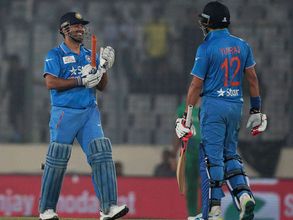 పాక్‌పై భారత్ గెలుపు: పాక్ ఫ్యాన్‌కు ధోనీ టిక్కెట్