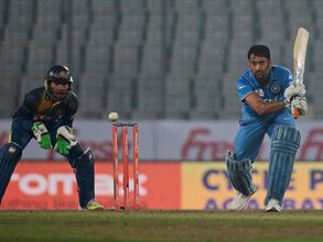 200వ సిక్స్: కెప్టెన్‌గా ధోని మరో రికార్డు