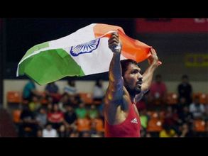 పాలు తాగిన పాము జవాన్లపై విషం: కన్నయ్యపై రెజ్లర్ యోగేశ్వర్