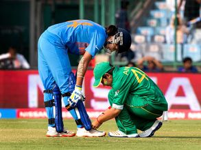 భారత క్రికెటర్ షూ లేస్ కట్టిన పాకిస్తాన్ క్రికెటర్