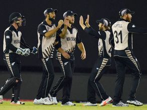 సెమీస్‌లో కివీస్, తొలి వికెట్ తర్వాత పాకిస్తాన్ 'ఔట్'!