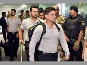 పాక్ ఆటగాళ్లకి భారత్ ఫ్యాన్స్ ఘనస్వాగతం(పిక్చర్స్)