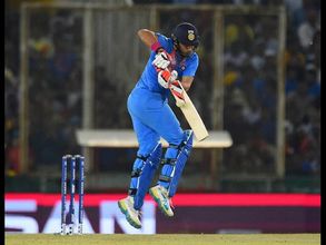 కోహ్లీ పిలిచినా నో: కుంటుతూనే యువీ, ఔట్ కాకుంటే!