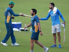 కోహ్లీ కారెక్టర్: ఆఫ్రిదీతో ముచ్చెట, అమీర్‌కు బ్యాట్