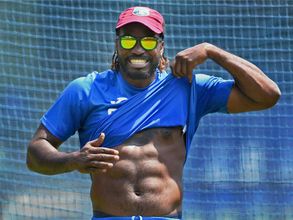 భారత్‌పై గెలుపు: అర్ధనగ్నంగా డ్యాన్స్ చేసిన గేల్, బ్రావో