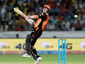 వార్నర్ వీరోచితం: ముంబై చిత్తు, హైదరాబాద్ తొలి గెలుపు