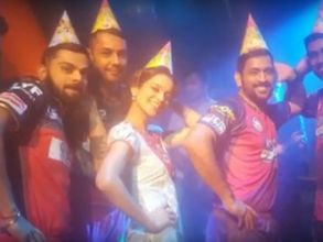 నటి కంగనాతో చిందేసిన ధోనీ, కోహ్లీ(వీడియో)