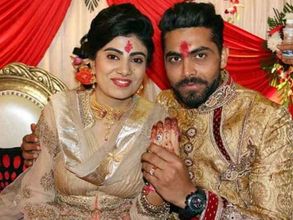 డబ్బులు విసిరారు: సంగీత్‌లో కత్తి తిప్పిన జడేజా