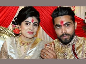 జడేజా పెళ్లికి కొత్త కళ: రైనా, బ్రేవోల 'గార్భా' డ్యాన్స్