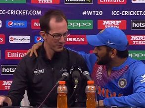 రిటైర్మెంట్‌పై ధోనికి ప్రశ్న: భుజంపై చెయ్యివేసి అతడితోనే