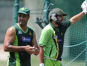 తప్పుకుంటే విలన్‌లానే: వకార్, కెప్టెన్సీకి అఫ్రిదీ గుడ్‌బై