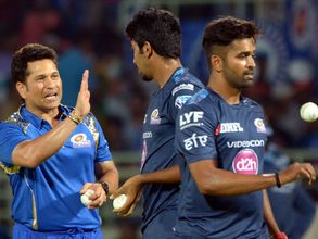 క్రునాల్ విధ్వంసం: ఢిల్లీ చిత్తు, సచిన్ సందడి(పిక్చర్స్)