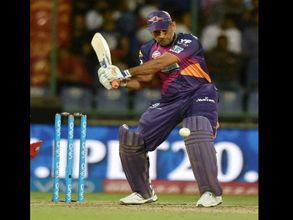 అద్భుత క్యాచ్: షాక్‌తో వెనుదిరిగిన ధోనీ(వీడియో)