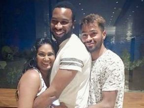 పొలార్డ్ భార్యను కౌగిలించుకుంటే, మధ్యలో దూరిన పాండ్యా (ఫోటో)