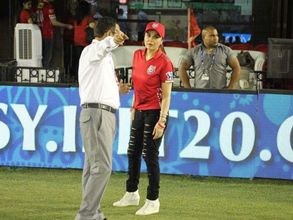 ఒక్క పరుగు: తలపట్టుకున్న ప్రీతిజింతా, కోహ్లీ డ్యాన్స్