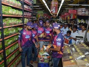 షాపింగ్ మాల్‌లో క్రికెటర్లు: నగరం మొత్తం కలియదిరిగారు