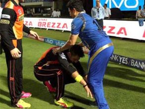 తొలి హిట్ వికెట్‌గా యువీ: సచిన్‌కు పాదాభివందనం